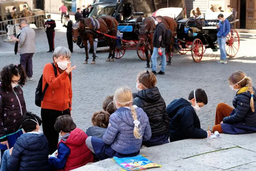 Roma: lezioni all’ aperto in epoca Covid. LaPresse