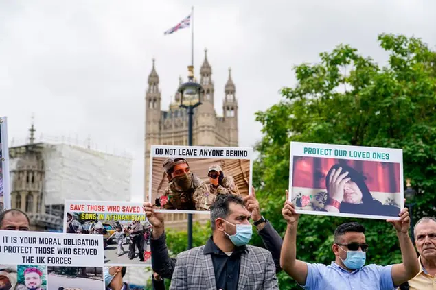 (A Londra davanti al parlamento i manifestanti hanno chiesto che nessun afghano sia «lasciato indietro».\\u00A0Foto AP)