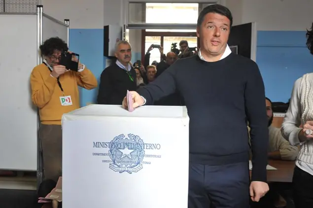 Matteo Renzi vota al referendum del 2016
