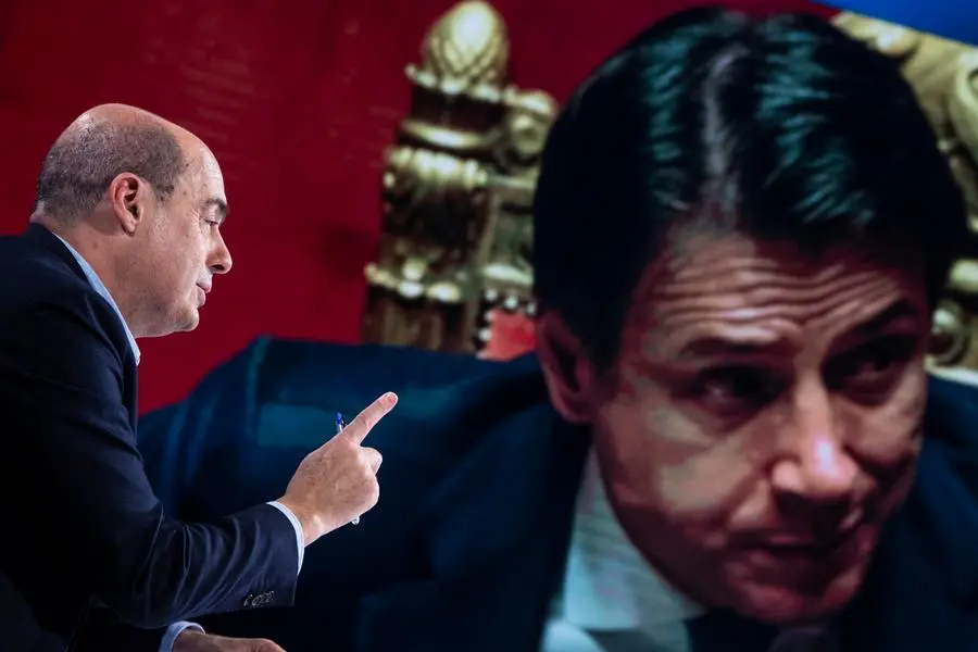 Nicola Zingaretti e sullo sfondo Giuseppe Conte (LaPresse)