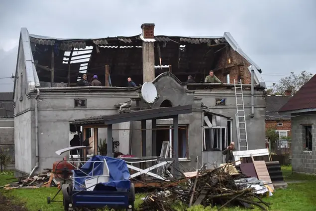 Una casa colpita a Lapaivka (Afp)