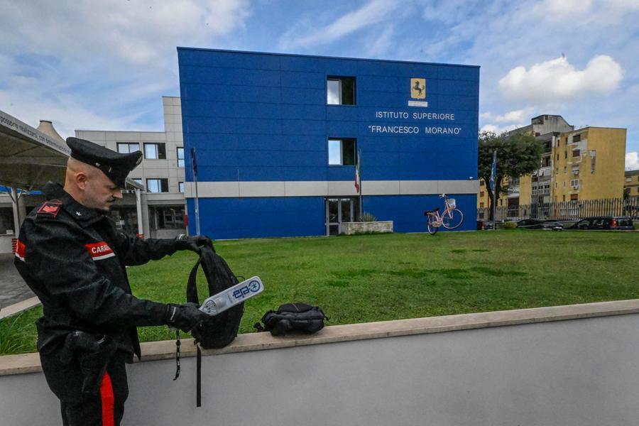 Scuole italiane con agenti di polizia in borghese e metal detector, ma poche adottano la misura