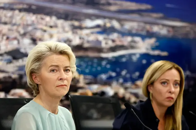 Von der Leyen e Meloni a Lampedusa. Foto LaPresse