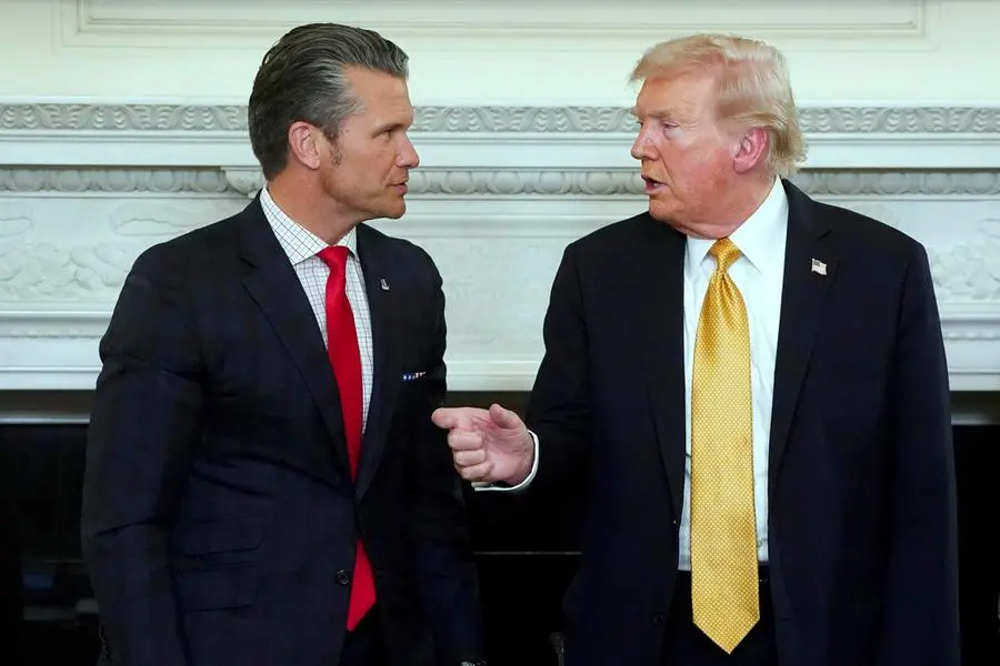 Donald Trump con il suo segretario alla Difesa, Pete Hegseth (FOTO EPA)