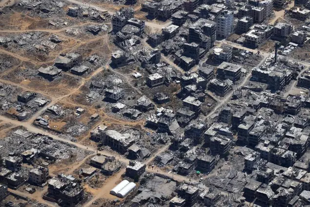 Una veduta aerea di Gaza scattata il 6 agosto 2025 (foto Ansa/EPA)