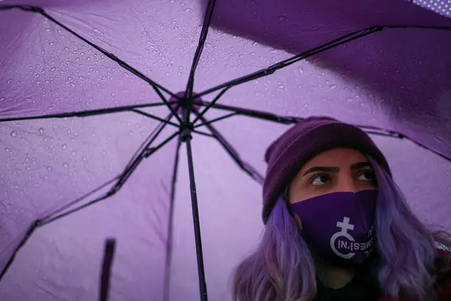 Una donna manifesta a Istanbul dopo il passo indietro sulla convenzione (Copyright 2021 The Associated Press)