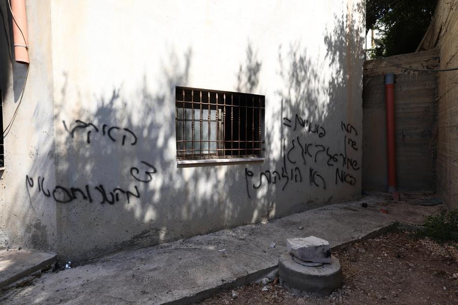 Moschea in fiamme a Nablus, coloni violano proprietà palestinesi, scritte razziste e condanna diplomatica