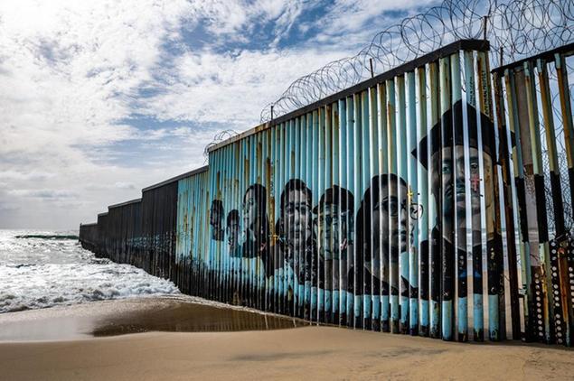 Tijuana. Un murale dipinto sul muro di confine tra Stati Uniti e Messico (Foto Agf)