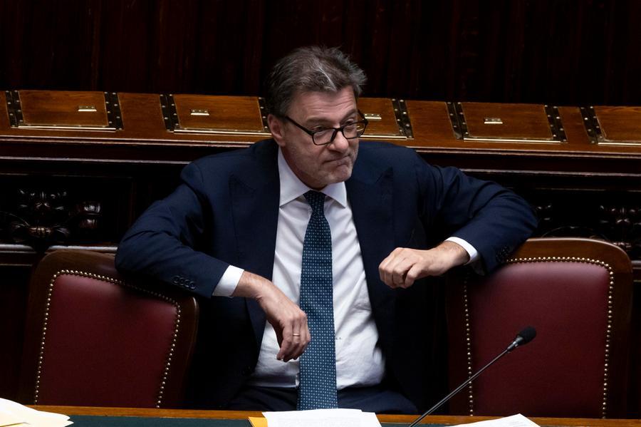 Ministri e leader politici intorno a un tavolo durante discussioni di bilancio