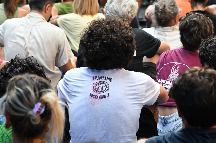 Proteste e tensioni per la gestione dello spazio occupato Spin Time a Roma