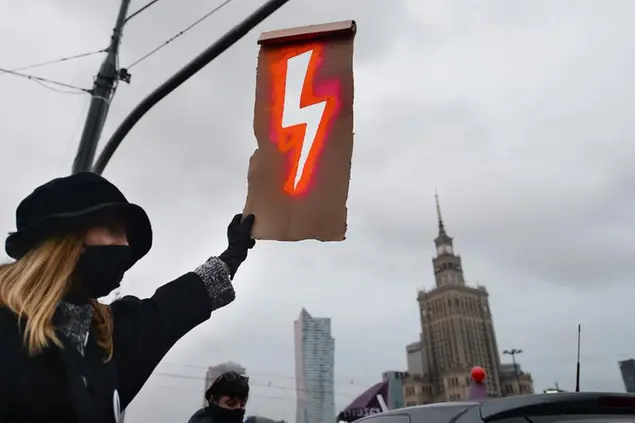 (Il fulmine è diventato un simbolo delle proteste per il diritto all’aborto. Si tratta del logo scelto dallo “Sciopero delle donne” polacco.\\u00A0Foto AP)