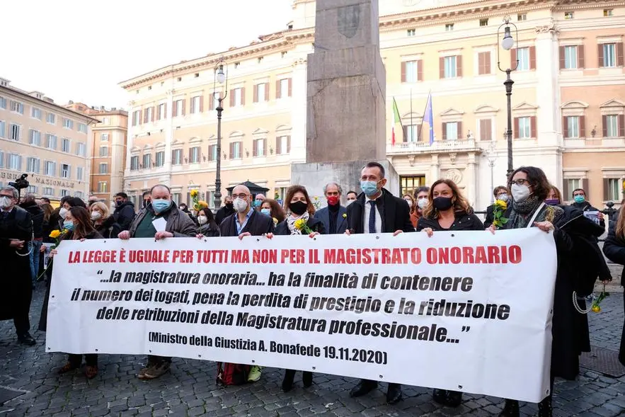 Foto Mauro Scrobogna /LaPresse 23-12-2020 Roma , Italia Cronaca Protesta Giudici Onorari Nella foto: Con una rosa gialla vice procuratori e giudici onorari (vpo) hanno protestato davanti alla Camera dei Deputati chiedendo il conoscimento di diritti e di stipendio in applicazione di una recente sentenza della Corte di giustizia europea che ha riconosciuto i magistrati onorari come magistrati europei e lavoratori dipendenti Photo Mauro Scrobogna /LaPresse December 23, 2020\\u00A0 Rome, Italy News Protest Honorary Judges In the photo: Deputy prosecutors and honorary judges (vpo) protested in front of the Chamber of Deputies with a yellow rose, demanding the knowledge of rights and salaries in application of a recent ruling by the European Court of Justice which recognized honorary magistrates as European magistrates and employees