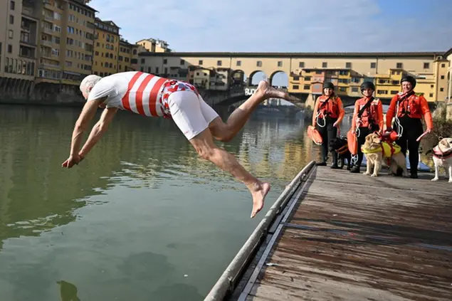 Il tradizional tuffo del presidente della Toscana, Eugenio Giani, nell'Arno per celebrare l'arrivo dell'anno nuovo (foto Ansa)