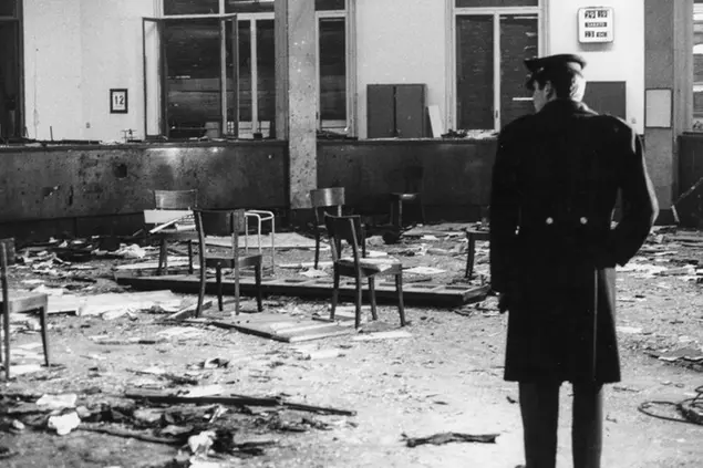 13/12/1969 Milano, strage di Piazza Fontana, la sede della Banca dell'Agricoltura devastata, dopo lo scoppio della bomba il 12 dicembre, che causò la morte di 17 persone e ne ferì 88. 13/12/1969 Milan, massacre of Piazza Fontana, the headquarters of the Bank of Agriculture devastated, after the explosion of the bomb on 12 December, which killed 17 people and injured 88