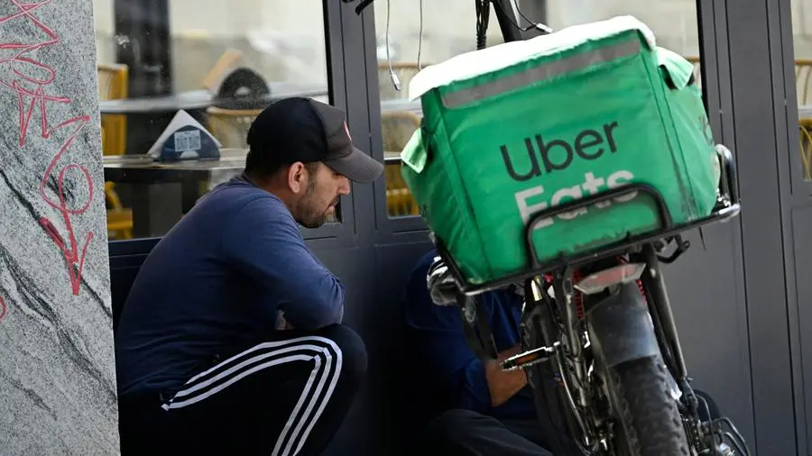 Lavoratori rider senza documenti e mancanza di tutele nel settore della consegna alimentare