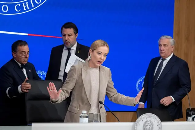 La presidente del consiglio Giorgia Meloni, con i vicepremier Antonio Tajani e Matteo Salvini durante la conferenza stampa a palazzo Chigi al termine del Cdm sulla manovra