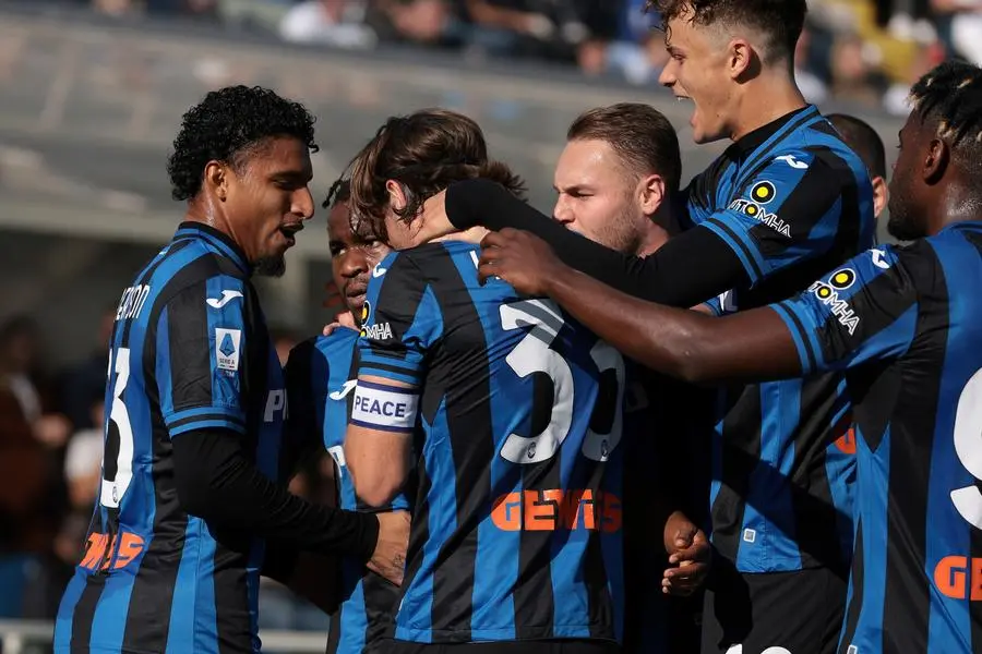 November 13, 2022, Bergamo, United Kingdom: Bergamo, Italy, 13th November 2022. Ademola Lookman of Atalanta celebrates with team mates after scoring a first half penalty to give the side a 1-0 lead during the Serie A match at Gewiss Stadium, Bergamo. (Credit Image: Â© Jonathan Moscrop/CSM via ZUMA Press Wire) (Cal Sport Media via AP Images)