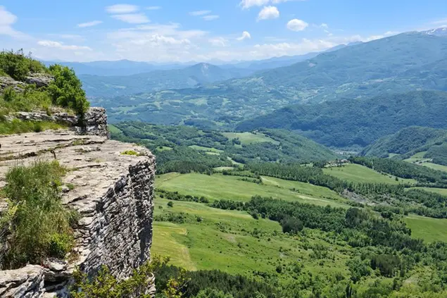 La Pietra di Bismantova, simbolo di Castelnovo ne'Monti. Foto di Rodolfo Bellato su Unsplash