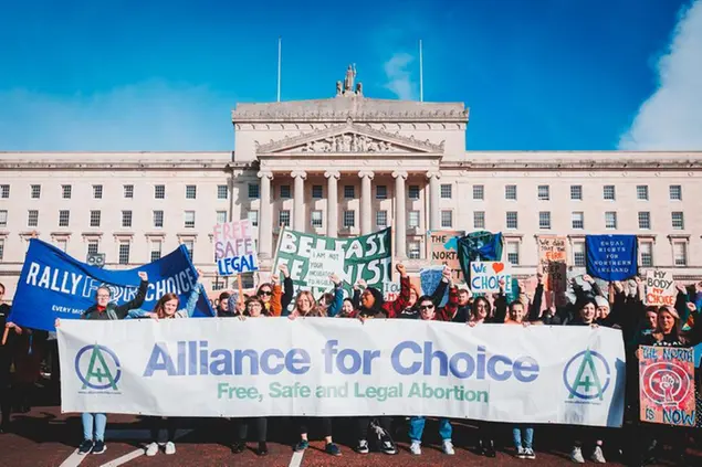 (Una manifestazione per il diritto all'aborto a Belfast. Foto Alliance4Choice)