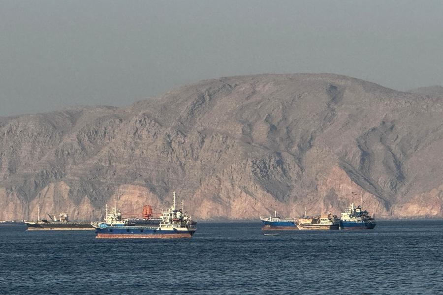 Nuove tensioni a Hormuz, colpita una petroliera. Il Kuwait pensa a un nuovo oleodotto per aggirare lo Stretto