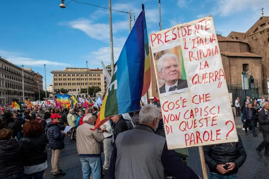 Foto Mauro Scrobogna/LaPresse 05-11-2022 Roma (Italia) Cronaca - manifestazione nazionale del movimento per la pace, promosso dalla coalizione Europe for Peace - Nella foto: momenti della manifestazione per la pace che intende sollecitare un cessate il fuoco subito, un negoziato per la pace, il bando tutte le armi nucleari, la solidarietà con il popolo ucraino e con le vittime di tutte le guerre 11-05-2022 Rome (Italy) News - national demonstration of the movement for peace, promoted by the Europe for Peace coalition - In the photo: moments of the demonstration for peace which intends to urge an immediate ceasefire, a negotiation for peace, a ban on all nuclear weapons, solidarity with the Ukrainian people and with the victims of all wars
