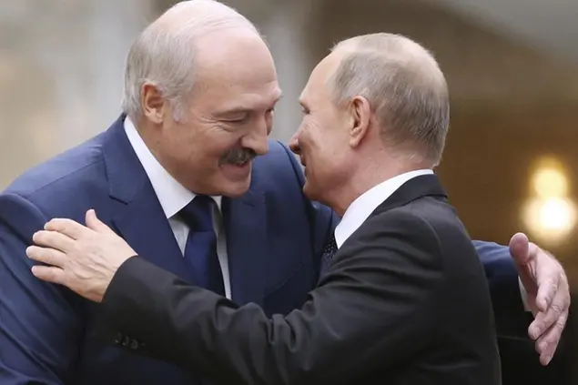 (Putin e Lukashenko. Foto LaPresse)
