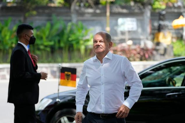 German Chancellor Olaf Scholz arrives for a tree planting event at the Taman Hutan Raya Ngurah Rai Mangrove Forest, on the sidelines of the G20 summit meeting, Wednesday, Nov. 16, 2022, in Denpasar, Bali, Indonesia. (AP Photo/Alex Brandon, Pool) Associated Press/LaPresse Only Italy and Spain