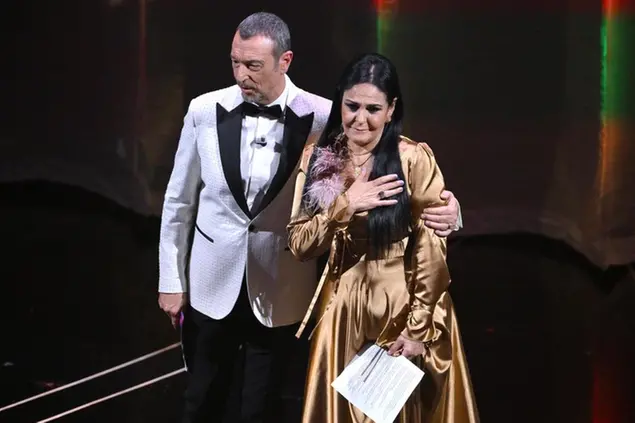Daniela Di Maggio, madre di Giovanbattista Cutolo, sul palco dell'Ariston (foto Ansa/Ettore Ferrari)