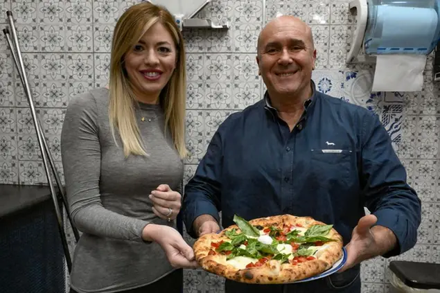 La pizza preparata in un locale di Napoli da Stefano Bandecchi con l'imprenditrice Maria Rosaria Boccia, protagonista del caso che un anno fa ha portato alle dimissioni dal Governo del ministro della Cultura Gennaro Sangiuliano