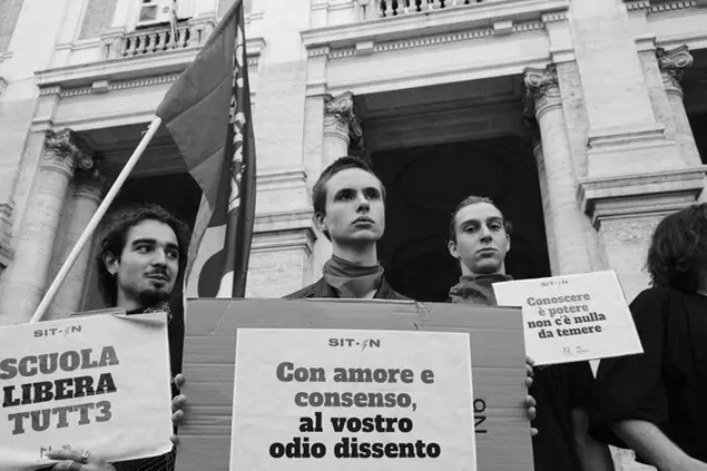 Il sit-in davanti al ministero contro la risoluzione Sasso (foto di Lorenzo de Filippo)