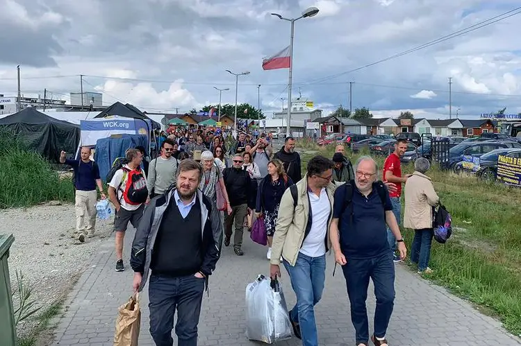 (Il gruppo ha superato il confine e si è diretto a Kiev. A sinistra, l'eurodeputato Majorino)