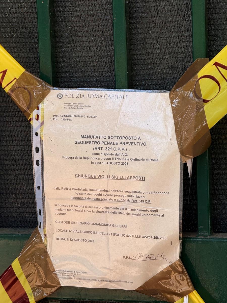 Un uomo con un cartellino di custode giudiziario cammina nel parco di Caracalla a Roma, circondato da strutture sottoposte a sequestro