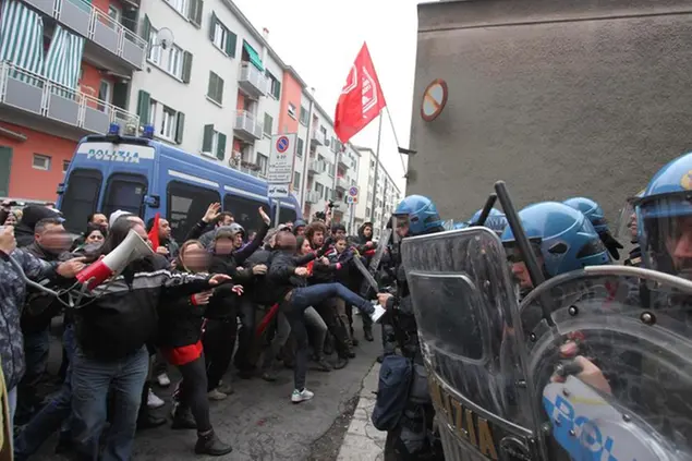 Uno sgombero di un appartamento ALER occupato abusivamente a Milano, in via Tracia, del novembre 2014. Decine di persone in presidio davanti al palazzo dove gli agenti stanno allontanando una famiglia