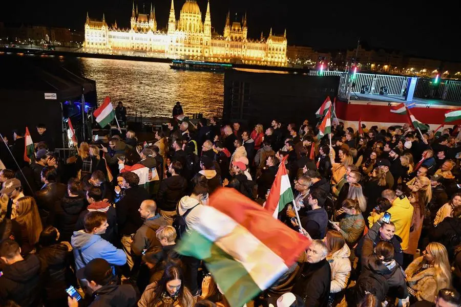 (Budapestini in festa sulla sponda del Danubio di fronte al Parlamento. Foto Afp/Ansa)
