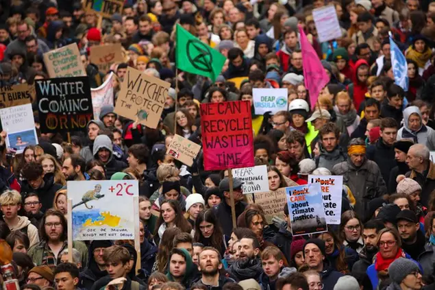 (Una protesta per il clima con Greta Thunberg\\u00A0a Bruxelles. Foto LaPresse)