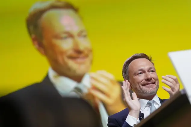 19 September 2021, Berlin: Christian Lindner, party leader of the FDP, applauds at the Extraordinary Federal Party Conference of the FDP. A week before the federal election in Germany, the FDP and the Greens have engaged in a long-distance duel over the right course in climate policy with party conventions. Photo by: J'rg Carstensen/picture-alliance/dpa/AP Images