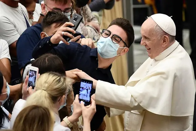 04/08/2021 Citta' del Vaticano, Aula Paolo VI. prima udienza del mercoledi'dopo l' operazione. Nella foto papa Francesco si fa un selfie con un giovane fedele
