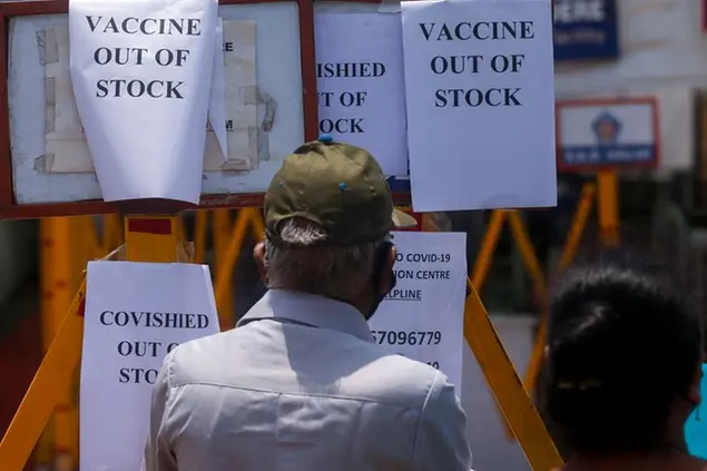 (Un centro per la vaccinazione a Mumbai, in India, segnala che è a corto di dosi. Foto AP)