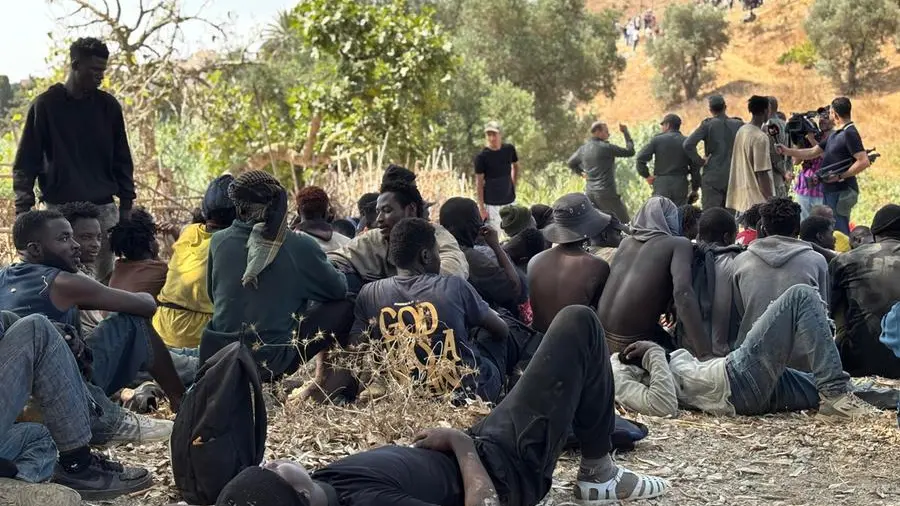 Migranti in fuga, agenti di polizia e medici a Ceuta, situazione critica