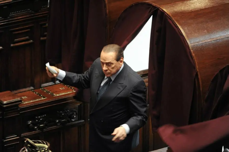 Silvio Berlusconi esce dal \\\"catafalco\\\" durante le votazioni per il presidente della Repubblica del 2013\\u00A0che hanno portato alla rielezione di Giorgio Napolitano (Agf)