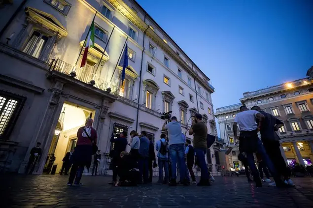 Giornalisti, fotografi e operatori tv attendono il Consiglio dei ministri (Cdm) all'esterno di Palazzo Chigi, Roma