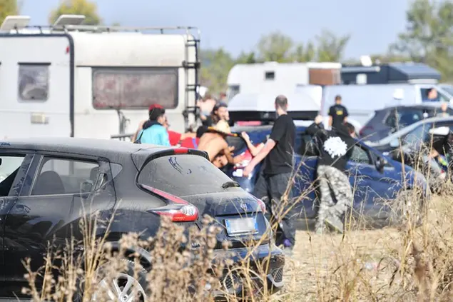 Foto Massimo Paolone/LaPresse 31 ottobre 2022 Modena, Italia - cronaca - Rave party di Halloween in un capannone abbandonato a nord di Modena. Nella foto: le forze di polizia sul posto per interrompere il rave party e liberare l'area October 31, 2022 Modena, Italy - news - Halloween rave party at an abandoned warehouse north of Modena. In the pic: police forces on the scene to break up the rave party and clear the area