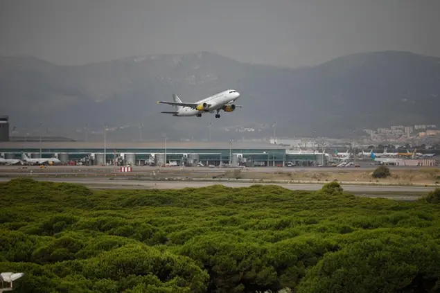 An airplane flies through the Ricarda protected area, in El Prat de Llobregat, on September 9, 2021, in Barcelona, Catalonia (Spain). The visit comes a day after the government decided to suspend the planned 1.7 billion euro investment in Barcelona-El Prat Airport due to the lack of support from the Government of the Generalitat that intends not to damage the protected area of the lagoon of La Ricarda. 09 SEPTEMBER 2021;LA RICARDA;PROTECTED AREA;INVESTMENT;GOVERNMENT;GOVERN;AIRPORT;EXPANSION Kike RincÃ³n / Europa Press 09/09/2021 (Europa Press via AP)