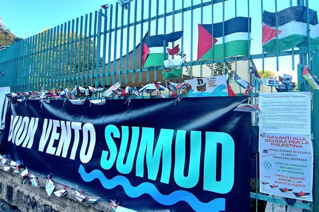 Uno striscione di sostegno alla Global Sumud Flotilla