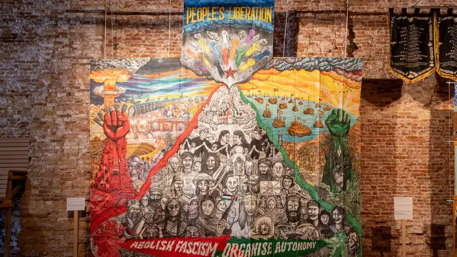 Un grande banner di Taring Padi a Venezia, con slogan anti-fascisti e di autonomia, durante una mostra di resistenza