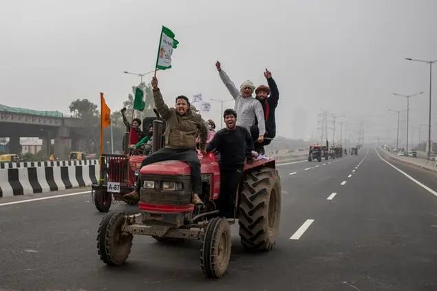 Farmers participate in a tractor rally to protest against new farm laws in Ghaziabad, on the outskirts of New Delhi, India, Thursday, Jan. 7, 2021. Indian farmers who have blockaded key highways for weeks say they\\\\'ll continue their protests for new agricultural laws to be repealed. (AP Photo/Altaf Qadri)