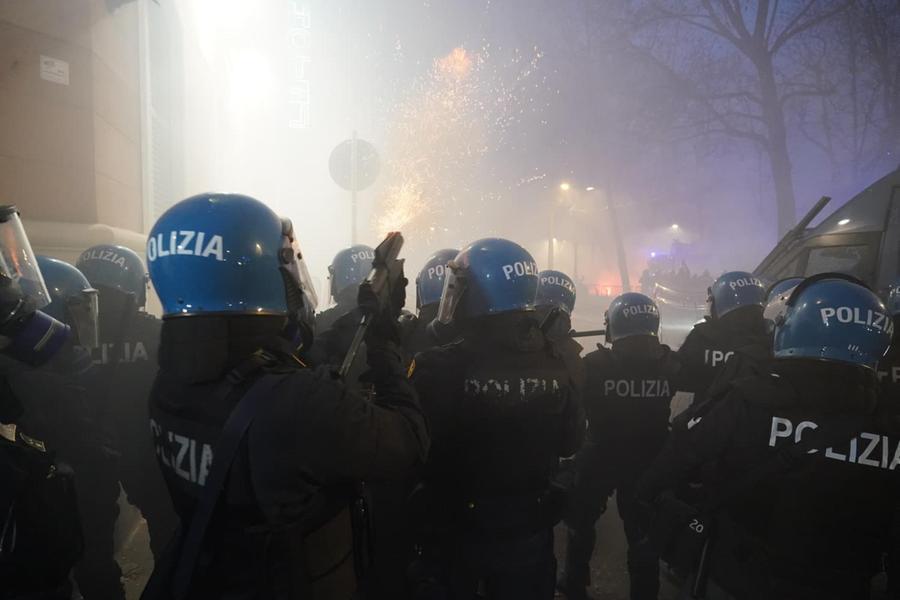 Difendiamo la polizia dai suoi presunti difensori