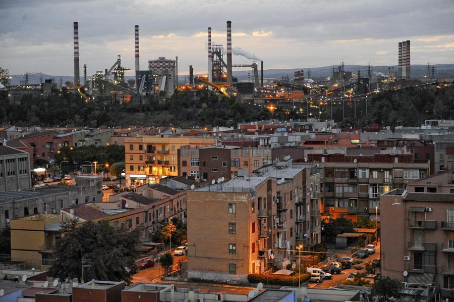 Lavoratori dell’indotto ex Ilva ricevono lettere di licenziamento a Taranto, mentre i sindacati denunciano rischio di crisi sociale e ambientale