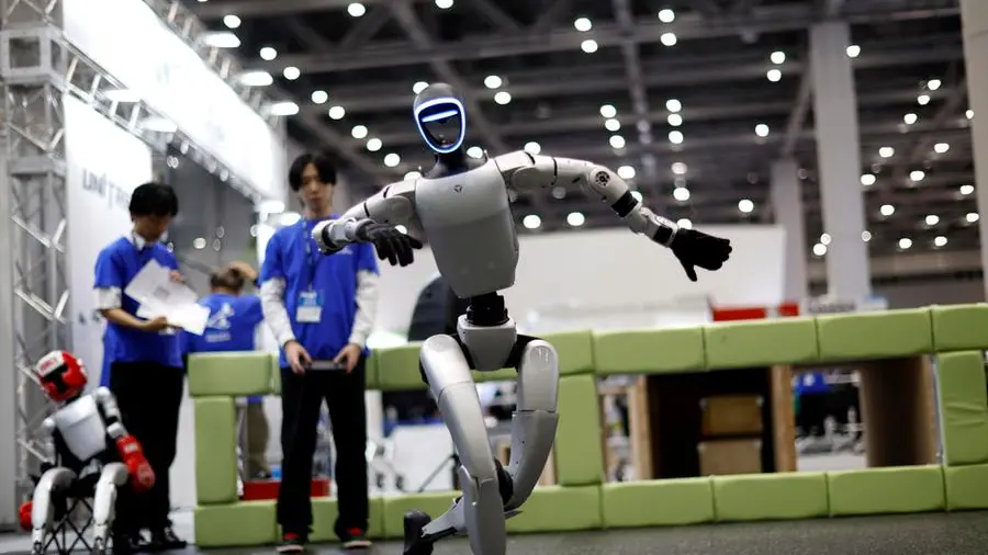Robot umanoidi e umani corrono fianco a fianco in una mezza maratona a Pechino, un simbolo di innovazione e integrazione tecnologica