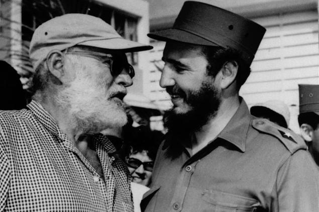 Hemingway e Fidel Castro in un\\u2019immagine scattata durante un torneo di pesca nel maggio 1960 foto AP